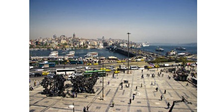 Eminönü-PLatz und Galata-Brücke am Goldenen Horn, Istanbul (Skulptur)